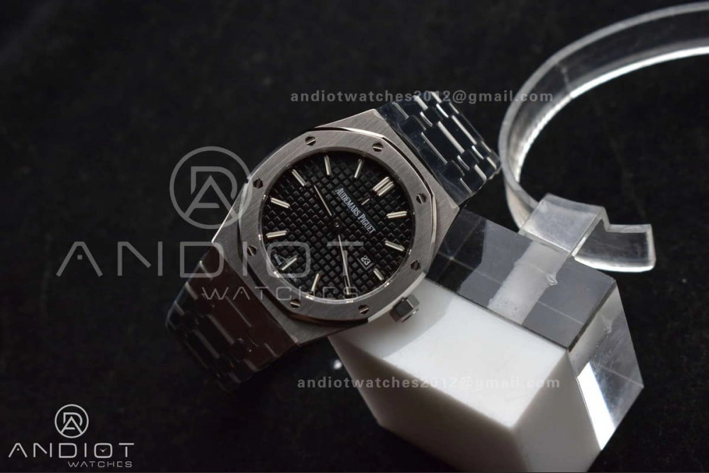 Lady Royal Oak 33mm 67651 SS V7F 1:1 Best Edition Black Textured Dial on SS Bracelet Ronda Quartz to AP Cal. Refined 109