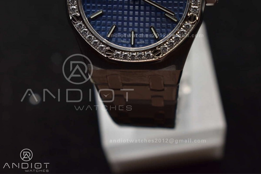 Neat Lady Royal Oak 33mm 67651 SS Diamond Bezel V7F 1:1 Blue Textured Dial on SS Bracelet Ronda Quartz to AP Cal. 116