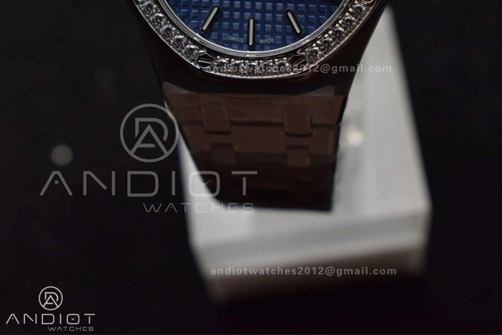 Neat Lady Royal Oak 33mm 67651 SS Diamond Bezel V7F 1:1 Blue Textured Dial on SS Bracelet Ronda Quartz to AP Cal. 116