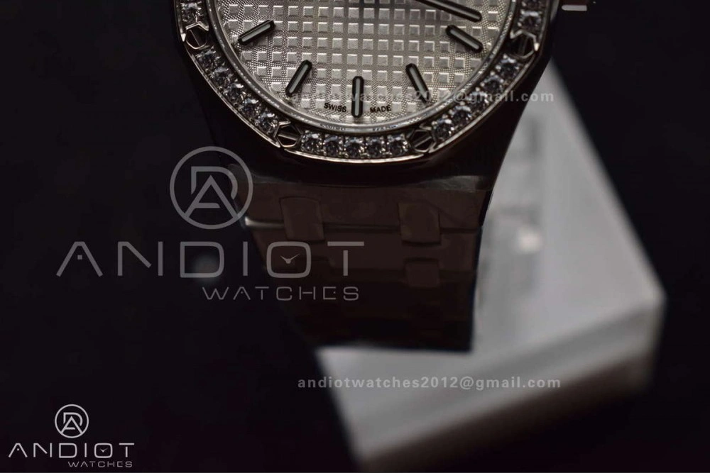 Lady Royal Oak 33mm 67651 SS Diamond Bezel V7F 1:1 White Textured Dial On Stainless Strap Ronda Quartz to AP Cal. Original 110