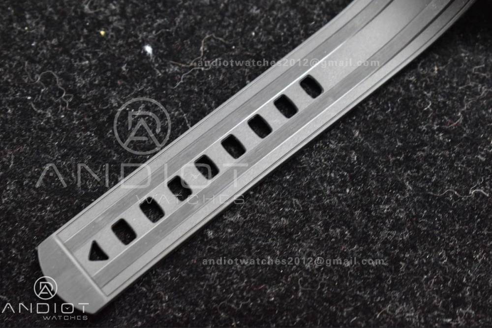 Speedmaster Moonwatch in Moonshine Gold YG RMF Best Edition YG Dial on Black Rubber Strap Manual Chrono Resilient 11
